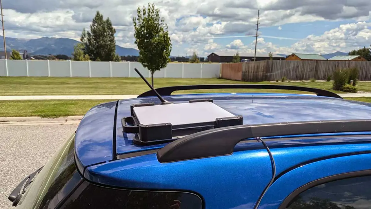 Starlink Mini X montado en el techo de una camioneta